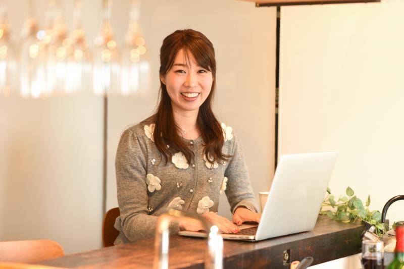 資格を取得して副業に取り組む人